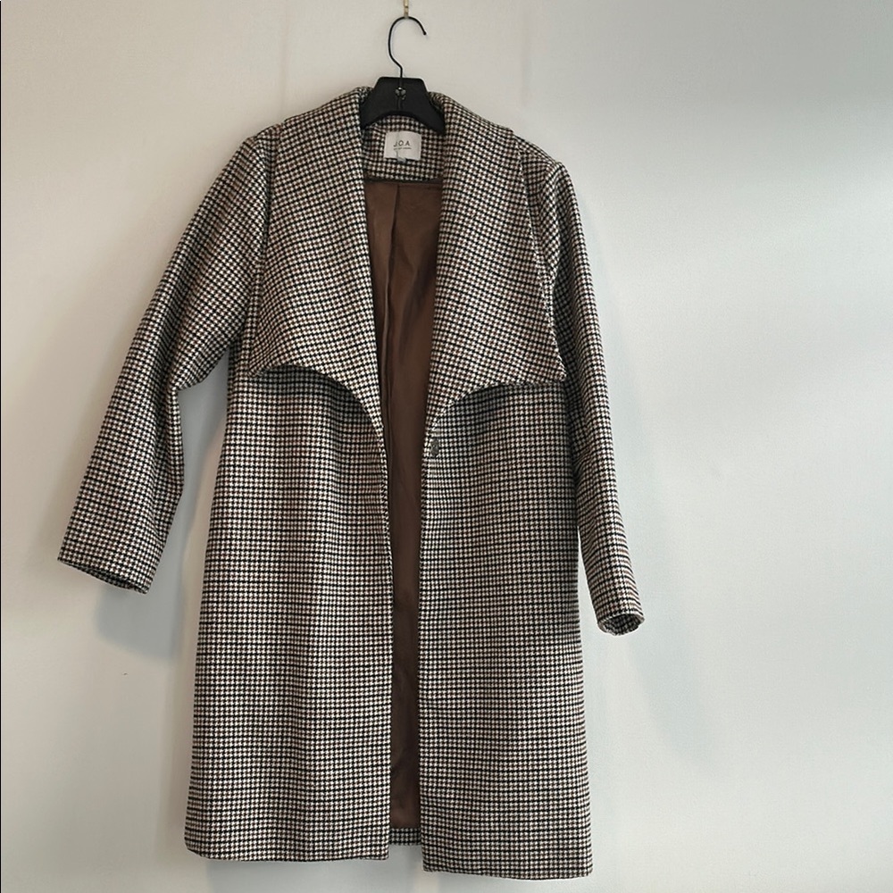 Elegant Black and White Houndstooth Coat